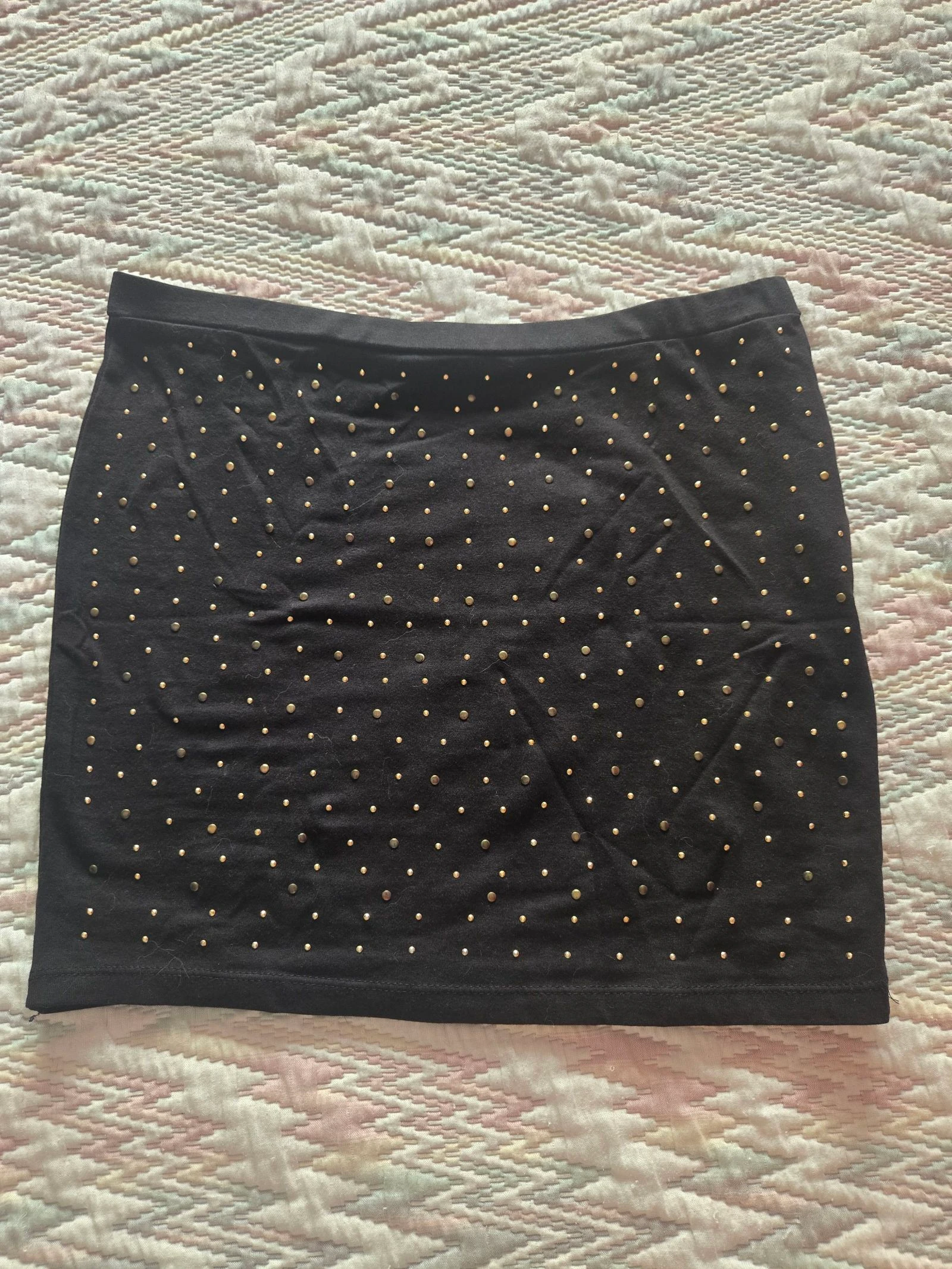 Minifalda negra tachuelas doradas